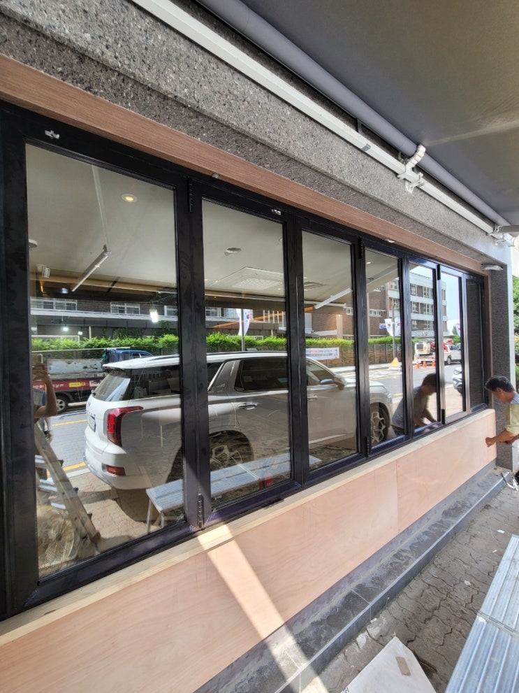  강남 식당 오픈 준비? 글라스 폴딩도어 시공과 가격 한눈에 알아보기!