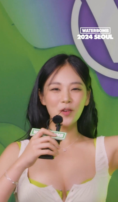"살 쪘네" 가수 비비 워터밤, 노출사고 방지 비키니 '안전 확인' "살 쪘네" 가수 비비 워터밤, 노출사고 방지 비키니 '안전 확인'