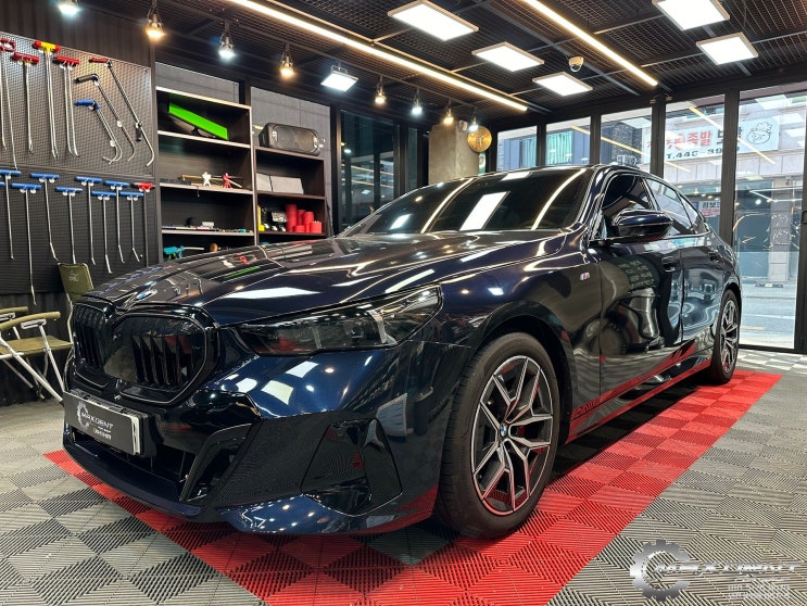  bmw g60 520i 리어(뒤)범퍼 말끔하게 수리 가능합니다.