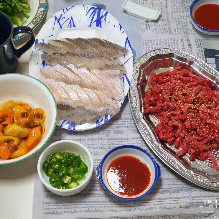  소고기구이 도다리 회 육회 음식조합 멍게 미나리 무침까지 식자재마트