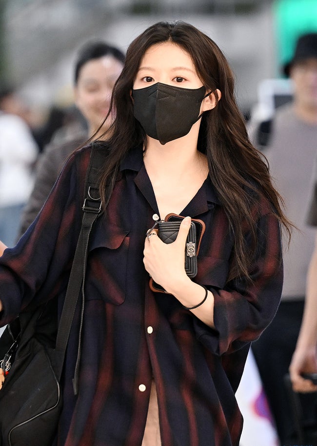 미모 난리난 고윤정, 입국 공항패션 속 샤넬 보이 카드지갑 요즘 가격은? (니들스 체크셔츠 • 스컬프터 카고바지)