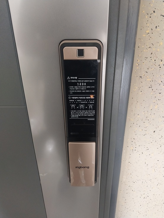  하남시 망월동 골든센트로아파트에 직방도어락 SHP-DP960플러스 설치했습니다   미사동도어락