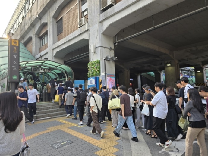 "이러다 큰 사고 날라"  인파로 몸살 앓는 <b>성수역</b>