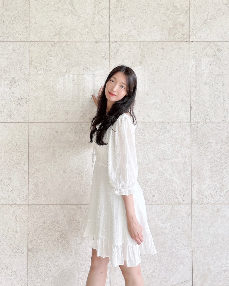 여름 흰색 원피스, 빨간 스니커즈 코디
