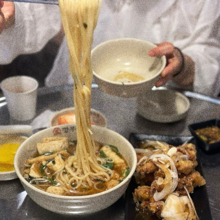  간단하게 술 한잔 먹기 좋은 실내 포장마차 깡우동 송파방이점 어묵우동 수제탕수육 튀김 만두 리뷰.