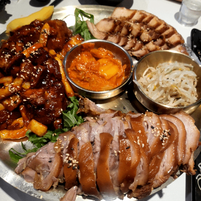  부산 하단동 기본반찬이 메인급 나오는 족발맛집 족발쌀롱 하단점