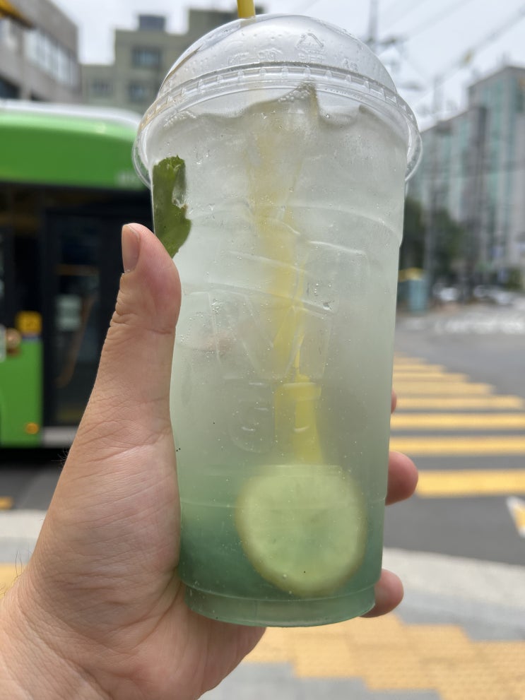  메가커피 신메뉴 <오이오이 라임 오히또> 리뷰