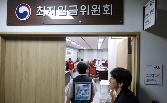 내년 최저임금 1만원 넘었다… 1만30원으로 결정 내년 최저임금 1만원 넘었다… 1만30원으로 결정