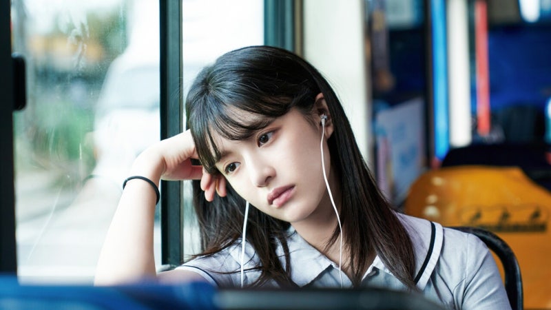 고윤정 손에 꼭 쥔 샤넬 카드 지갑