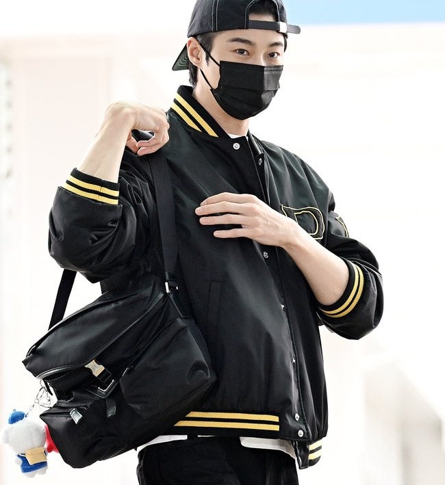 변기통 키링에 이어 품절대란, 홍콩 출국 공항코디로 착용한 변우석 팬미팅 굿즈 우체통 인....