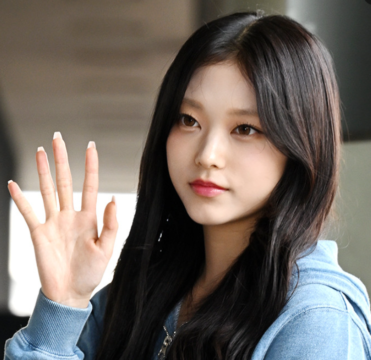 NewJeans Kang Haerin: Age, Family, Fashion, Pre- and Post-Debut Photo Collection.