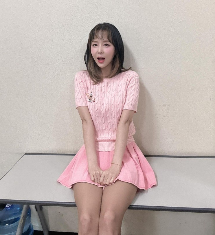  러블리한 컬러의 멜란지 핑크로 구성된 신지의 OOTD로 함께한 스파 브랜드 후아유 반팔 케이블 니트 스웨터 여자 코디