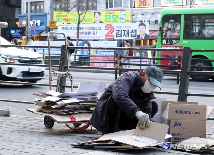수입 2배 넘는데…'노인 일자리'보다 '폐지 수집' 택하는 이유는 수입 2배 넘는데…'노인 일자리'보다 '폐지 수집' 택하는 이유는