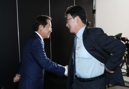 [한국요양신문이간다]<b>홍준표</b> "<b>배신자</b>" <b>유승민</b> "코박홍"…與 전대... 