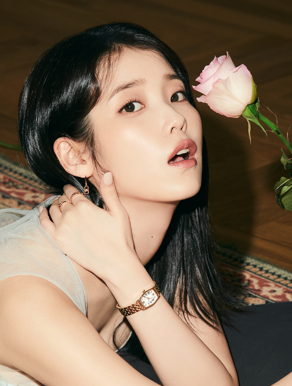  20대 여성 데일리 준 명품 브랜드 가성비 워치로 제이에스티나의 금 컬러 여자 메탈 손목 시계 NUOVO TEMPO w. 아이유