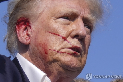 시도 <b>유세</b> <b>피격</b> 사건 ! AR15 <b>총격</b> 오른쪽 귀 관통 무사 범인... 