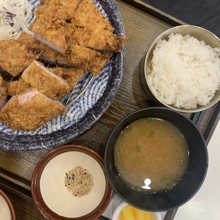  1인분에 4천원짜리 가성비 맛집 신촌 꼬숑 돈까스