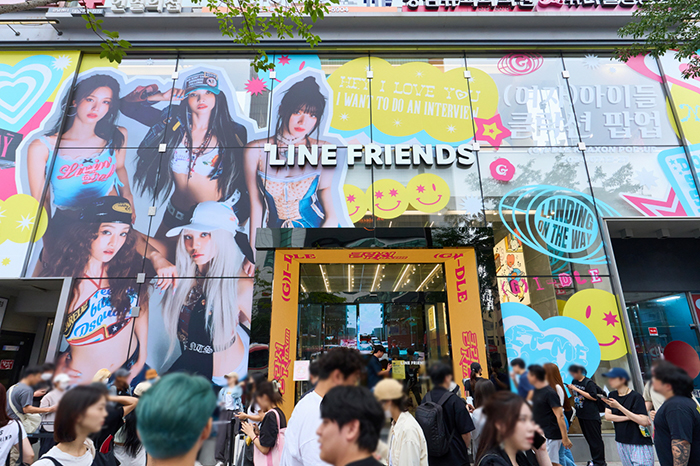  IPX, 라인프렌즈 스토어 강남점에서 ‘(여자)아이들 클락션 팝업((G)I-DLE KLAXON POP-UP)’ 런칭