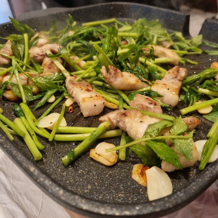  서울/마포 홍대 미나리삼겹살 끝판왕 '풀뜯는돼지' 맛집 후기 주차 웨이팅 영업시간 포장 정보