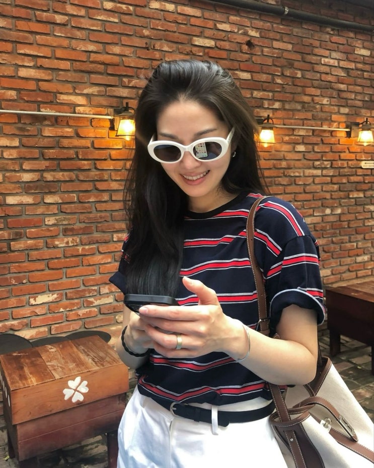  류이서가 입은 올 여름 유행 패션으로 캐주얼한 매력의 오버핏 스트라이프 단가라 여자 반팔 티셔츠 코디 정보