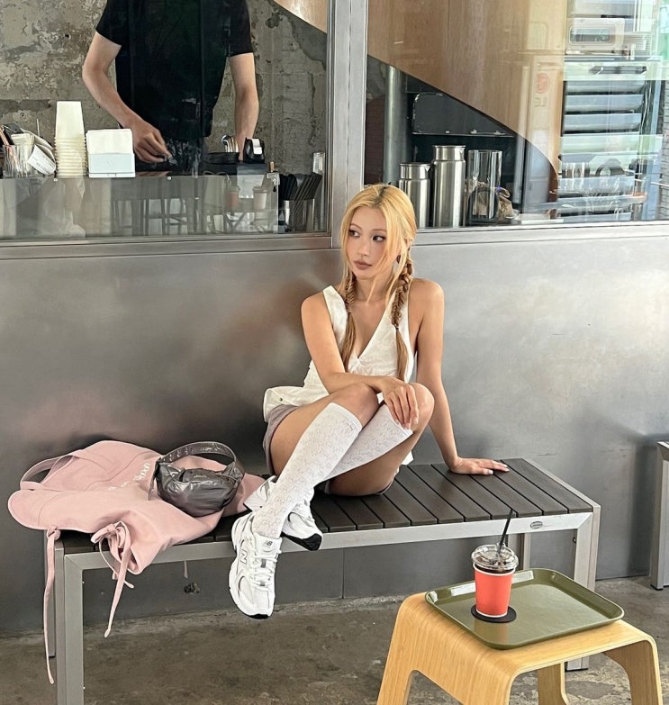  여름 스타일리시한 코디에 잘 어울리는 여자 운동화로 여성 런닝화 보단 일상 신발로 사랑받는 뉴발란스 530 w. 이사배