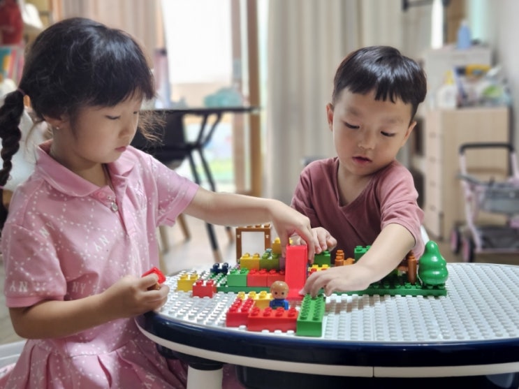  유아책상의자추천 다양한 놀이가 가능한 플레스타 플레이데스크