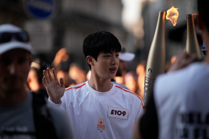BTS 진, <b>파리올림픽 성화 봉송</b>…수천 명 '아미' <b>환호</b>