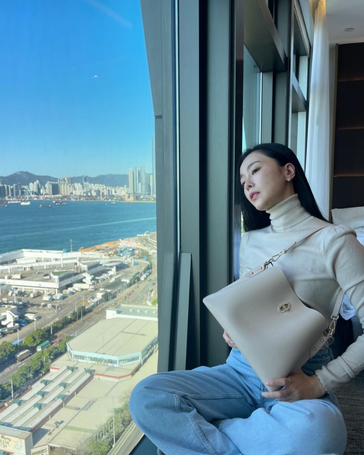  비건 레더 가죽으로 구성된 백화점 브랜드 에스콰이어의 중저가 40대 여자 버킷백 여성 가방 정보 w. 홍수현