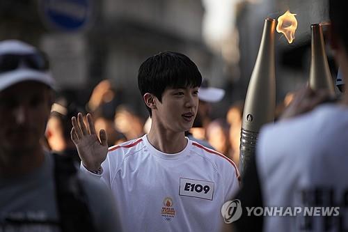 BTS 진, 수천 명 "아미" 환호 속 <b>파리올림픽 성화</b> 봉송