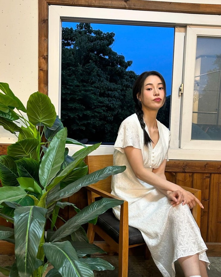  오늘 날씨 옷차림으로 30대 여성 비즈니스 캐주얼 오피스룩 코디에 딱인 여자 반팔 롱 화이트 원피스 브랜드 정보 w. 임지연