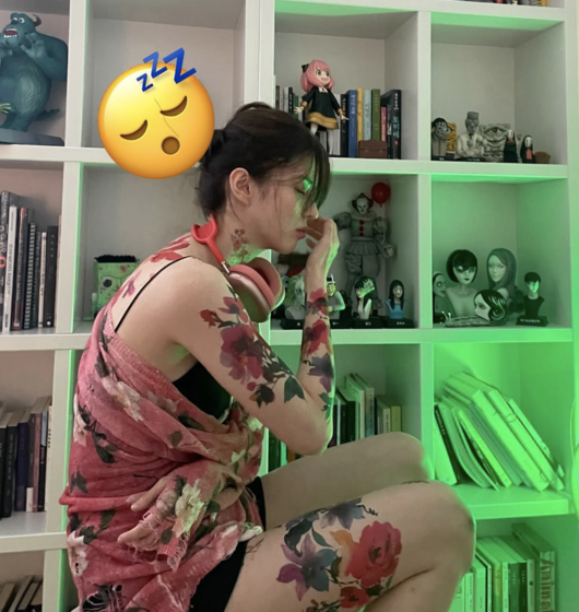 한소희 전신 타투 2천만원 들여 지운 후 다시 했어 ? 한소희 전신 타투 2천만원 들여 지운 후 다시 했어 ?