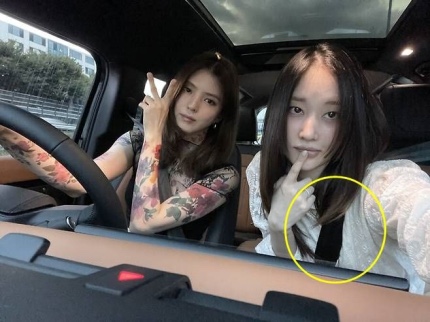 <b>전종서</b> 웬 <b>안전벨트 미착용</b> 논란?…한소희와 올린 차안 사진... 