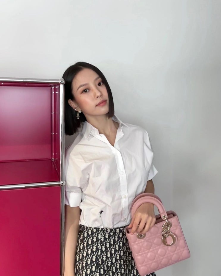  졸업과 새로운 시작을 앞둔 20대 여자 대학생의 첫 명품백으로 여성들의 워너비 브랜드 디올의 레이디백 가방 정보 ft. 고민시