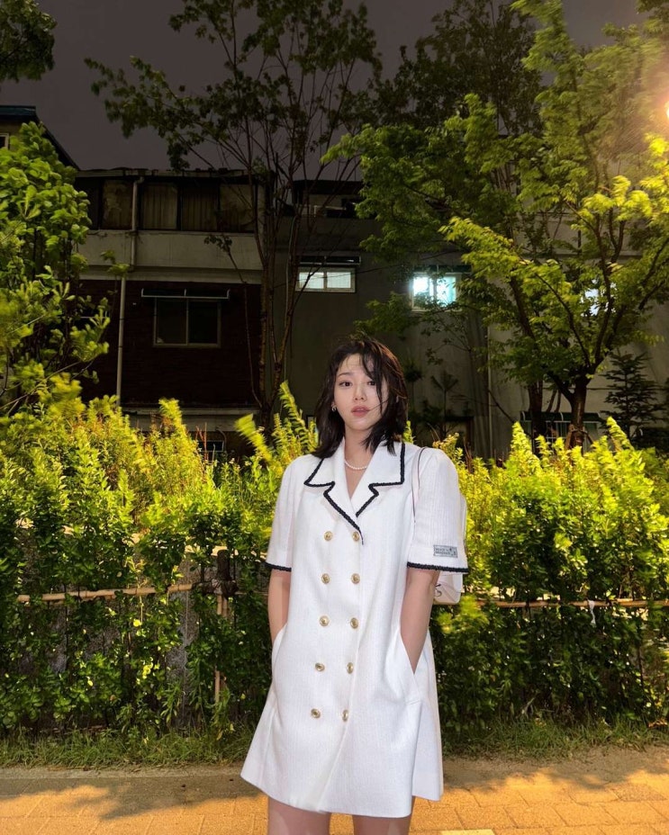  20대 여자 결혼식 하객 패션으로 금장 버튼과 함께 고급스런 룩을 완성할 화이트 미니 원피스 코디 정보 w. 강미나