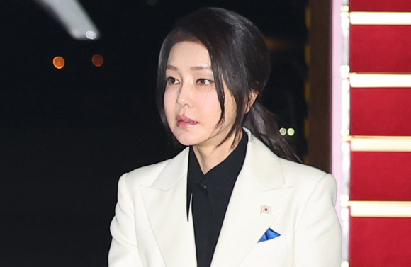  김건희 여사, 명품백 반환 논란: 정치권의 공세와 그 의미