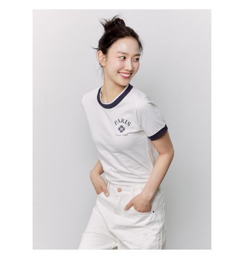  패션 천재 장희령이 입은 여름 여자 기본티로 매력적인 화이트 반팔 티셔츠 코디 정보