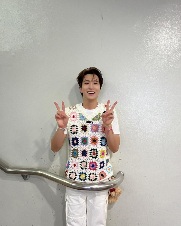  갓세븐 영재 인스타그램 패션 코디, 로이나인 아이보리 크로쉐 니트 베스트 추천!