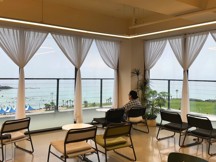  제주 함덕해수욕장이 한눈에 내려다 보이는 오션뷰 함덕 카페 오다