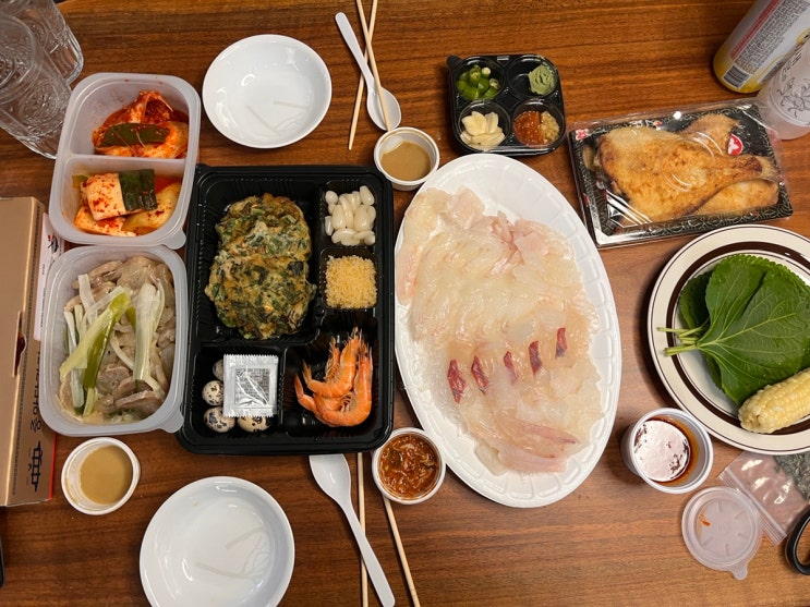  비오는 속초는 맛있는 음식을 먹는 것 만이 살길이다. 속초여행 2탄: 고성 장칼국수, 감자전, 자작도해수욕장 조개잡기, 찐망고빙수, 속초 현지 회맛집. #스페셜포토덤프