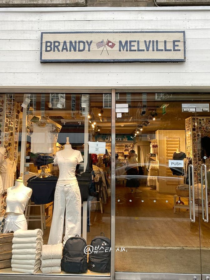 브랜디멜빌 성수가 드디어 오픈했습니다. 로제가 사랑하는 브랜디 멜빌 위시 리스트의 9가지 아이템을 모두 입어보세요. 대기 장소