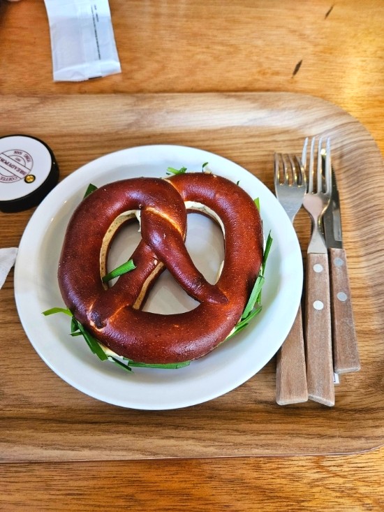 용산 용리단길 카페 프레즐 맛집 브레디포스트
