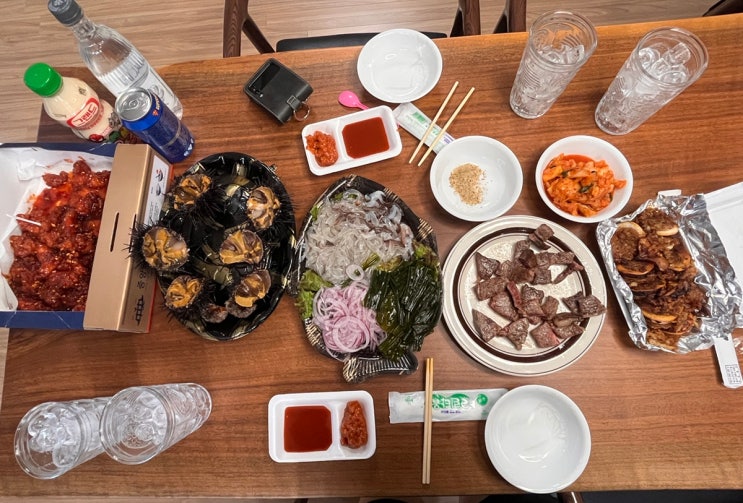  비오는 속초는 맛있는 음식을 먹는 것 만이 살길이다. 속초여행 1탄: 속초에서 누룽지오징어순대, 오징어회, 성게, 닭강정, 한우 먹기 #스페셜포토덤프