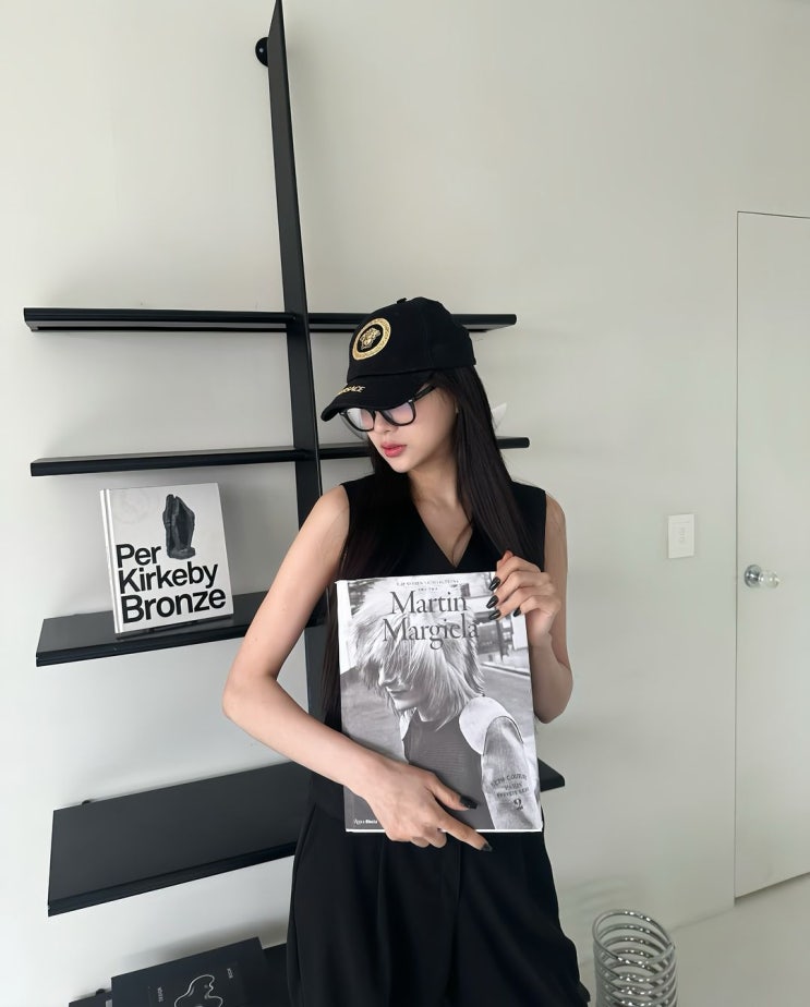  최근 여자 연예인 인기 명품 브랜드로 메두사 로고가 매력인 야구 모자 종류 중 여성 로고 볼캡 정보 w. 오하영