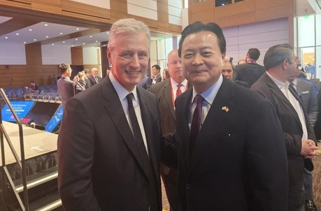 중국이 <b>아시아</b>를 <b>지배</b>하면 세계 경제 절반 이상을 <b>지배</b>한다.