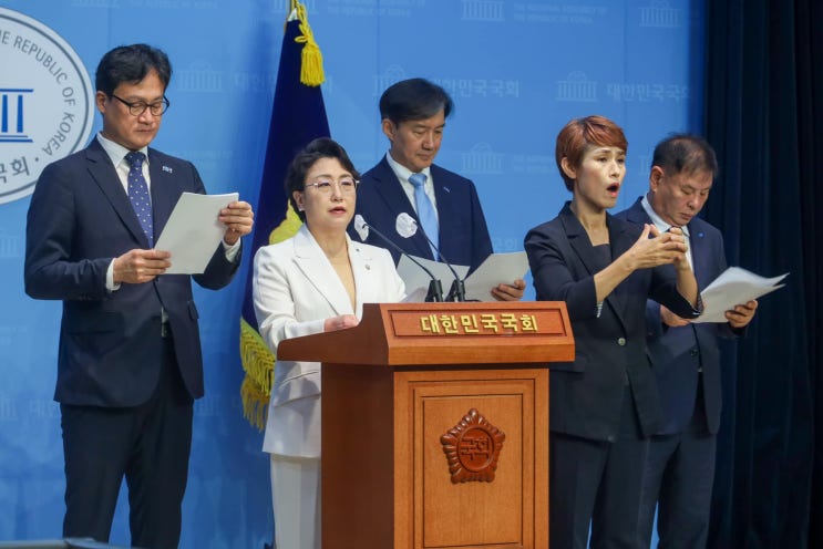 <b>전당대회</b>에서 벌어지는 폭로와 자백에 대한 <b>조국혁신당</b> 지도부... 