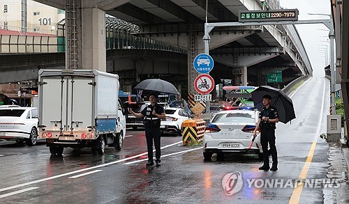 서울 <b>동부간선도로</b> 전 구간·내부순환<b>도로</b> 일부 구간 교통<b>통제</b>