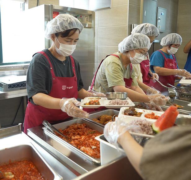 "배고픔엔 아침저녁 없다" 새벽 5시에 여는 서울역 무료급식소 맛집 "배고픔엔 아침저녁 없다" 새벽 5시에 여는 서울역 무료급식소 맛집