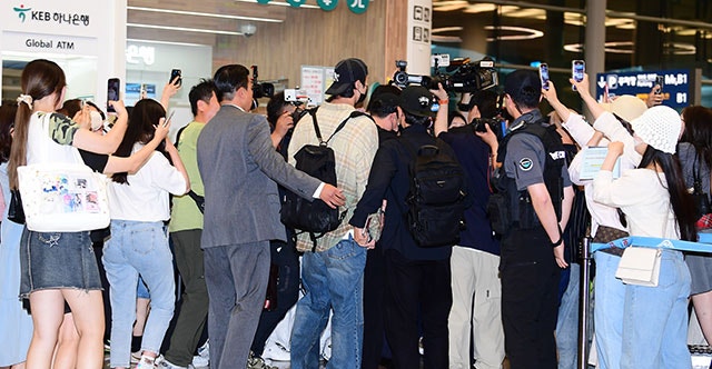 <b>변우석</b> <b>인천공항</b> 출국 과잉<b>경호</b> 논란, 레이저에 항공권 여권... 