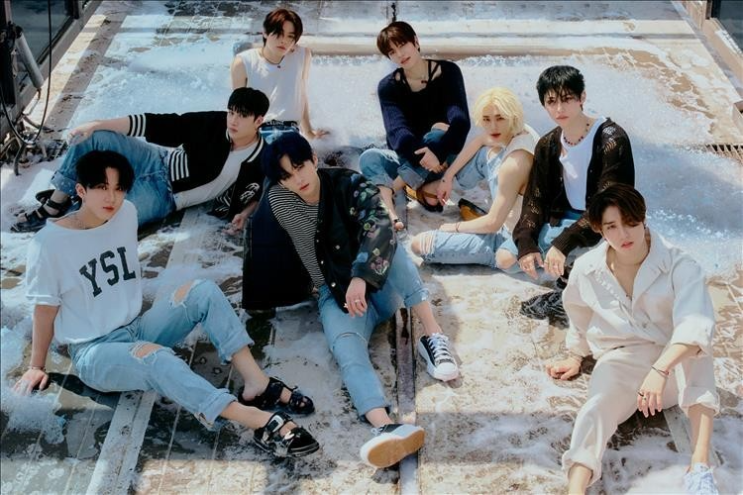  스트레이 키즈 “한 마음, 한 뜻으로 JYP와 재계약”