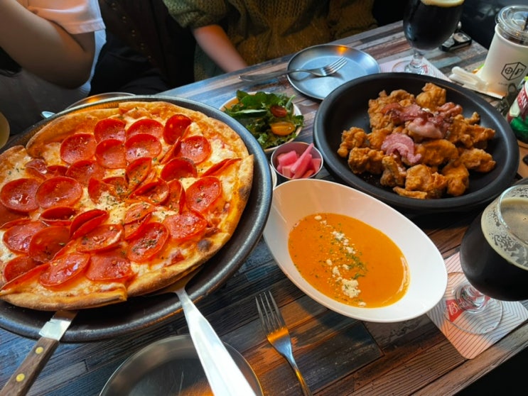  광화문역 '우아' - 아는 사람들만 가는 경기 보면서 먹기 좋은 술집 (흑맥주 맛집)
